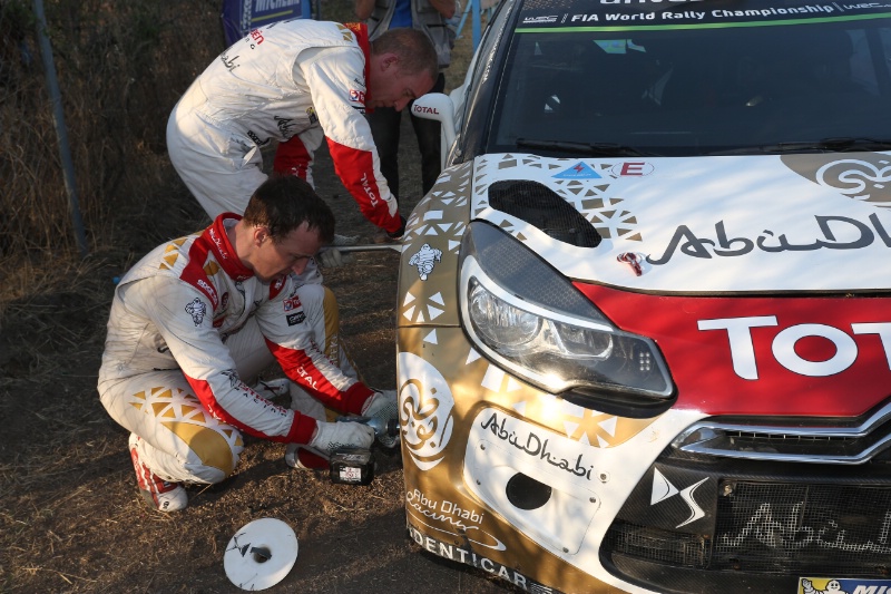 Kris Meeke fixing car
